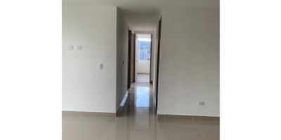Venta de Apartamento amplio e iluminado en Urapanes/villamaria completamente nuevo, excelente vista, consta de 3 alcobas, 2 closet, 1 vestier, 2 baños, sala-comedor, cocina integral, zona de ropas, calentador, gas, piso en  general en porcelanato,  paraqueadero cubierto, ascensor, salón social,  planta electrica, reserva de agua y portería 24 hrs. Area aprox 68mts2.
