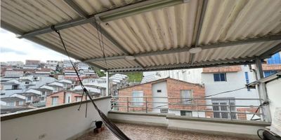 ¡Casa en venta en La Carola!

Descubre esta espectacular casa de tres niveles con:


 3 habitaciones acogedoras para tu descanso.
 3 baños completos para tu comodidad.
 Sala y comedor amplios para compartir en familia. ‍‍‍
 Cocina semi integral para preparar tus recetas favoritas. ‍
 Pisos en cerámica y madera flotante para un toque de elegancia. ✨
 Patio de ropas para tu lavandería.
 Garaje para tu vehículo.
 Terraza con vista panorámica para disfrutar del aire libre.
 Cocineta o zona BBQ para tus momentos de esparcimiento.
 Excelente iluminación natural en toda la casa. ☀️
 Acabados de alta calidad.


Ubicación ideal:


 Barrio La Carola, reconocido por su seguridad y tranquilidad. ‍♀️
 Fácil acceso a transporte público para tu movilidad.
 Cercanía a centros comerciales, colegios, universidades, gimnasios, parques y zonas comerciales. ️


Esta casa es perfecta para:


 Familias que buscan un hogar amplio y cómodo. ‍‍‍
 Personas que buscan tranquilidad y seguridad.
 Profesionales que buscan una ubicación estratégica.


No pierdas esta oportunidad única de vivir en un oasis urbano.

 



¡Contáctanos hoy mismo para agendar una visita!

#ventadecasa #lacarola #manizales #hogar #familia #tranquilidad #seguridad #oasisurbano #acabadosdelujo #terraza #vista #iluminacion #colombia

¡Te esperamos!
