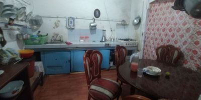 Venta casa sector la galeria, manizales de 4 niveles cuenta con 6 habitaciones, 2 baños, cocina sencilla, gas, sala comedor, piso en general en ceramica/madera, patio/zona de ropas. 

- Local, piso en ceramica y 1 baño
- Apartamento de 2 habitaciones  y 1 baño
- Apartamento de 4 habitaciones y  1 baño
- 3 apartaestudio de un solo ambiente y su respectivo baño
