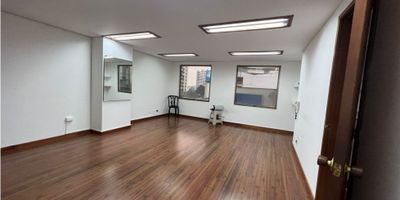 ? Arriendo Oficina en Avenida Santander, Manizales | Arriendos Manizales

¡Establece tu negocio en una ubicación privilegiada! Se arrienda espectacular oficina de 30 m² en la exclusiva Avenida Santander de Manizales, ideal para quienes buscan un espacio cómodo y accesible en uno de los sectores más prestigiosos de la ciudad.

? Espacio y Comodidad:


 Área: 30 m²
 Habitación: 1 (espacio amplio e iluminado)
 Baño: 1 (privado)
 Garaje: 1


?️ Características y Servicios: La oficina cuenta con pisos en madera flotante, una excelente vista panorámica, y doble ventana que permite un ambiente tranquilo y silencioso. Además, la propiedad incluye acceso a portería con vigilancia 24 horas y un salón social. Todo diseñado para ofrecerte el mejor entorno de trabajo.

? Ubicación Estratégica: Situada sobre la Avenida Santander, la oficina tiene fácil acceso a transporte público, lo que facilita la llegada de clientes y colaboradores. Está rodeada de áreas turísticas, centros comerciales, colegios, universidades, parques, y cuenta con parqueadero para visitantes, todo en un entorno seguro con vigilancia y urbanización cerrada.

Esta oficina es ideal para cualquier tipo de negocio que busque visibilidad y comodidad en un sector comercialmente activo de Manizales. ¡No dejes pasar esta oportunidad! Contáctanos para más detalles y para programar una visita.
