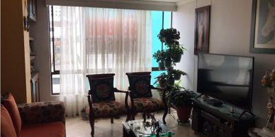 APARTAMENTO EN VENTA EN VERSALLES MANIZALES

Ideal para quienes buscan un apartamento moderno, bien distribuido y en una de las zonas más seguras de la ciudad. Es una oportunidad para vivir en un sector exclusivo, con la comodidad de un hogar con acabados de calidad y con fácil acceso a todo.

 

Características de la propiedad

Este apartamento de 67 m2, ubicado en un sexto piso, cuenta con dos habitaciones y dos baños. La sala-comedor es un espacio abierto y muy iluminado. La cocina es semi integral. El inmueble tiene zona de ropas, pisos en cerámica y retal de mármol. Adicionalmente, incluye un garaje.

 

Entorno y acceso

Ubicado en el barrio Versalles, este apartamento de estrato 6 se encuentra en una zona muy segura y exclusiva, con fácil acceso a transporte público. La ubicación privilegiada garantiza una excelente conectividad y cercanía a todo lo necesario para la vida diaria.

 

Contáctanos

Para más información, agenda una visita guiada o resolver dudas. Comunícate con nosotros de forma inmediata a través de WhatsApp. Estamos listos para atenderte y ayudarte a encontrar tu próximo hogar.
