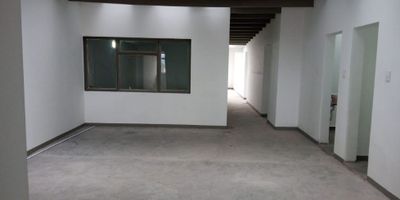 Se Alquila local Milan, Manizales, amplio con buena iluminación, cuenta con 2 baños, 7 espacios u oficinas y recepcion, Pisos en plancha/ madera y zona de parqueo. Area construida 180mts2
