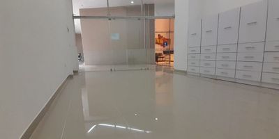 ? Arriendo Local en El Cable, Manizales 31m² | Arriendos Manizales

¡Establece tu negocio en el corazón de Manizales! Este local de 31 m² en El Cable ofrece una ubicación privilegiada en una de las zonas más exclusivas y dinámicas de la ciudad, ideal para emprendedores y comerciantes que buscan visibilidad y accesibilidad.

? Detalles del Local:


 Área Privada: 31 m²
 Estrato: 5
 Piso: 1


? Características y Servicios: Este local es completamente amoblado y admite mascotas. Cuenta con armarios empotrados, clósets, suelo de cerámica/mármol, y citófono/intercomunicador, brindando un ambiente funcional y acogedor. Además, ofrece acceso pavimentado y está rodeado de áreas turísticas, centros comerciales, y colegios/universidades.

? Comodidades y Seguridad: El local dispone de acceso a áreas sociales, ascensor, circuito cerrado de TV, club social, planta eléctrica, portería/recepción, salón comunal, y parqueadero para visitantes. Ubicado sobre una vía principal, tiene fácil acceso al transporte público, haciendo de este espacio un lugar estratégico tanto para comercio como para oficinas.

? Entorno y Ubicación: Situado en una zona comercial y residencial, este local se encuentra cerca de parques y otros servicios clave, lo que lo convierte en una excelente opción para cualquier tipo de negocio. La mezcla perfecta de comodidad y practicidad en una de las mejores zonas de Manizales.

No pierdas la oportunidad de alquilar este local y hacer crecer tu negocio en un entorno privilegiado. ¡Contáctanos para más detalles y para agendar una visita!
