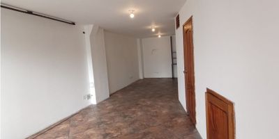 Se Alquila local Alta suiza Manizales, amplio con buena iluminación, cuenta con 1 baño y piso en general en ceramica, bahía de parqueo. Area construida 36mts2
