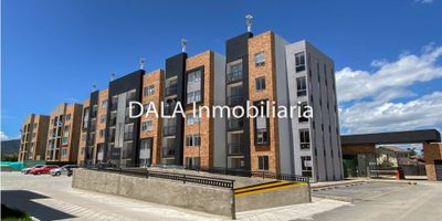 DALA Inmobiliaria arrienda apartamento en tercer piso en Cajicá - Cundinamarca, consta de: sala-comedor con balcon donde podrás disfrutar de una maravillosa vista, cocina semi-integral es el espacio ideal para desatar tu creatividad culinaria, zona de lavandería independiente, estudio y sala de tv, alcoba auxiliar con closet, un baño auxiliar, la alcoba principal con closet y baño privado , un parqueadero privado descubierto, lo que te brinda la seguridad y tranquilidad que buscas para tus vehículos, conjunto cerrado con vigilancia las 24 horas, zonas sociales estan en desarrollo y lo mejor de todo, estarás cerca de vías principales y transporte público.

No dejes pasar esta oportunidad única de tener el hogar que siempre soñaste. ¡Contáctanos ahora mismo y hagamos realidad tus sueños inmobiliarios en Cajicá con DALA Inmobiliaria!, Cod. 656 L...
