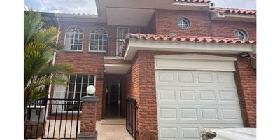 La amplitud, iluminación y los espacios abiertos, son algunos de los atributos que describen esta casa de 220 m2 construidos, ubicada en unidad cerrada en el sector de Pinares.

La casa  está remodelada y distribuida en 2 niveles,

Cuenta con 3 alcobas, cada una con vestier, baño y aire acondicionado.

Además, patio interior y una hermosa cocina abierta con isla.

Esta propiedad se encuentra disponible para venta o arriendo. El valor del canon de arrendamiento, incluye administración.

 

Contáctanos.
