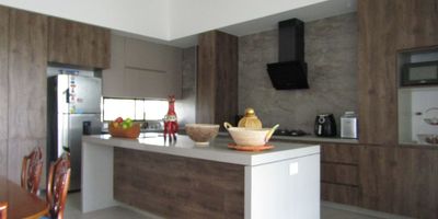 Casa campestre en Arriendo y Venta ubicada en Cerritos cerca del Club Campestre, Centros Comerciales, Supermercados, Colegios y Servicios de Salud, además de contar con buena accesibilidad vial y retornos, cuenta con una vía de acceso con doble calzada, un area construida de 297Mt2 y un lote de 2900Mt2, con sala-comedor, pisos en ceramica-porcelanato, estudio, hall de alcobas, con tres habitaciones cada una con baño, cuatro baños, mas habitacion de servicio con baño, cocina integral con isla, estufa y calentador a gas, zona de ropas, jardin y antejardin. La casa cuenta con siete parqueaderos. Vigilancia y porteria las 24 Horas. *Inmuebles sujetos a verificación de disponibilidad.*