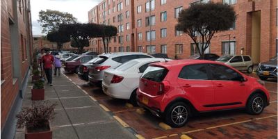 Acogedor apartamento ubicado en una zona residencial muy buena, tranquila de faccil acceso ya que cuentas con diferentes rutas del SITP

A pocas cuadras del cc Hato chico, A 10 minutos del cc Plaza Imperial, Exito y Portal de suba.

Este apartamento cuenta con 3 habitaciones, 2 closet, sala comedor, cocina sencilla, zona de ropas, apartamento muy iluminado, fresco
Cuarto piso sin ascensor

Unidad con zonas verdes, parque, parqueaderos comunes, y de visitantes, salon social 
Ingreso a la torres y unidad con chip inteligente, cuarto de basuras

Se paga una admon de 119.000 si se paga a tiempo tiene un descuento del 10% 
Parqueaderos comunales 70.000 carro
Bicicleta 7mil 
Bicicletero 
 
