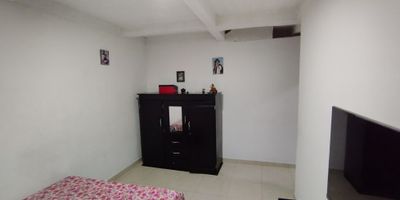 ? Venta de Casa en Cervantes, Manizales | Casa con Renta

¡Increíble oportunidad de inversión en el encantador barrio de Cervantes, Manizales! Esta espaciosa casa de dos niveles es perfecta para familias grandes o como una propiedad con potencial de renta.

? Amplios Espacios: Con un área de terreno de 102.41 m² y un área privada de 181 m², esta casa ofrece dos niveles de confort y funcionalidad. El primer piso cuenta con un garaje y un apartamento con 3 habitaciones, 2 baños, sala y comedor, cocina semi integral y un patio de ropas o solar, todos con pisos de cerámica.

? Distribución Inteligente: El segundo piso alberga 4 habitaciones, 2 baños, sala y comedor independiente, cocina semi integral, terraza y balcón. Todos los espacios están diseñados para proporcionar comodidad y practicidad, con acabados en cerámica.

? Comodidades y Características: La casa está equipada con todas las facilidades modernas incluyendo baños auxiliares, balcón, y terrazas que añaden valor y funcionalidad al espacio.

? Facilidades y Seguridad: El garaje en el primer piso ofrece seguridad para tu vehículo y conveniencia diaria.

? Entorno y Ubicación: Situada en una ubicación estratégica, la casa está cerca de zonas urbanas con fácil acceso a transporte público y servicios cercanos, ideal para familias que buscan un equilibrio entre tranquilidad y accesibilidad.

¡No pierdas la oportunidad de adquirir esta magnífica casa en Cervantes, Manizales! Contáctanos hoy mismo para más información y para programar una visita. ¡Tu nuevo hogar o inversión ideal te espera!


 
