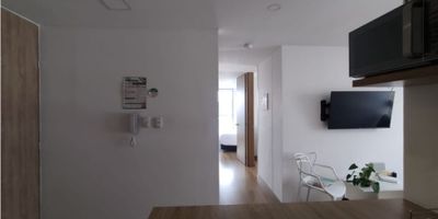 ? Arriendo Apartamento en Sáenz, Manizales | Apto en Av. Santander

Disfruta de la comodidad y la elegancia en este moderno apartamento ubicado en la prestigiosa Avenida Santander de Manizales. Ideal para familias o profesionales que buscan un espacio cómodo y bien equipado.

? Espacios Amplios: Con un área privada de 57 m², este apartamento ofrece una excelente distribución con 3 habitaciones, todas con closets. La habitación principal incluye baño, vestier y balcón.

?️ Comodidades del Apartamento: La cocina integral con barra estilo americano y la zona de ropas proporcionan todas las facilidades necesarias para la vida diaria. Además, el apartamento cuenta con un baño auxiliar, calentador, citófono/intercomunicador y doble ventana.

? Estacionamiento y Seguridad: El apartamento incluye un garaje, y el edificio cuenta con vigilancia y portería/recepción, asegurando tranquilidad y seguridad para los residentes. La ubicación en el séptimo piso ofrece una vista panorámica impresionante.

? Amenidades del Edificio: Disfruta de una variedad de áreas sociales como gimnasio, salón social, salón de lectura y sala de ping pong. El edificio también cuenta con ascensor y acceso pavimentado.

?️ Entorno y Ubicación: Situado sobre la vía principal, el apartamento tiene fácil acceso a transporte público cercano, centros médicos, centros comerciales, colegios/universidades y parques. La ubicación exterior garantiza una excelente vista y ambiente.

? Precios de Arriendo: El apartamento está disponible amoblado por $3,100,000 y sin amoblar por $1,800,000. ¡Elige la opción que mejor se adapte a tus necesidades!

¡No pierdas la oportunidad de vivir en un apartamento moderno y bien ubicado en la Av. Santander de Manizales! Contáctanos hoy mismo para más información y para programar una visita. ¡Tu nuevo hogar te espera!


 
