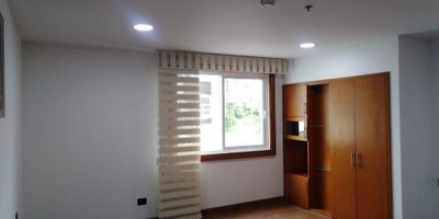 Oficina moderna para el Arriendo con muy buena ubicación en los Alamos de fácil acceso, cuenta con un espacio y un baño, pisos en ceramica, cableado de red, techo cielorraso y aire acondicionado. Valor de arriendo es mas IVA.  Inmuebles sujetos a verificación de disponibilidad.