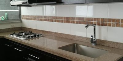 Apartamento en Arriendo ubicado en Alamos en unidad cerrada cerca a la avenida principal, supermercados de cadena, parque principal, centros comerciales, universidades, iglesia, rutas de transporte publico y servicios complementarios de la zona, cuenta con ventilacion e iluminación natural, con sala-comedor, pisos en ceramica, tres habitaciones y dos baños, cocina Integral meson en mármol, estufa y calentador a gas. La unidad cuenta con salon comunal, parques infantiles y un parqueadero cubierto. Con vigilancia y portería las 24 horas. Inmuebles sujetos a verificación de disponibilidad.