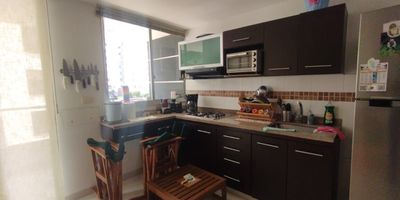 Apartamento en Venta ubicado en Alamos en unidad cerrada cerca a la avenida principal, supermercados de cadena, parque principal, centros comerciales, universidades, iglesia, rutas de transporte publico y servicios complementarios de la zona, cuenta con ventilacion e iluminación natural, con sala-comedor, pisos en ceramica, dos habitaciones y dos baños, cocina Integral meson en mármol, estufa y calentador a gas. La unidad cuenta con salon comunal, parques infantiles y un parqueadero cubierto. Con vigilancia y portería las 24 horas. Inmuebles sujetos a verificación de disponibilidad.