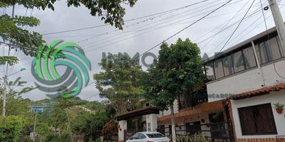 Local comercial ubicado a 5 minutos del restaurante el Buey, que consta de: salón, dos duchas y dos sanitarios; servicio de agua y luz (compartido con la casa) y parqueadero descubierto (frente al local).