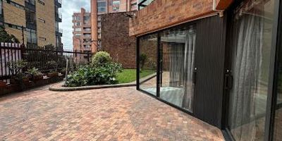 Apartamento en venta en El Refugio, Bogotá. Este amplio inmueble de 400 m² ofrece 4 habitaciones y 5 baños, ideal para familias. Cuenta con 4 parqueaderos y seguridad 24 horas. Ubicado en estrato 6 en la ciudad de Bogotá, Cundinamarca, es una excelente opción para quienes buscan espacio y comodidad en una zona tradicional. La propiedad, con 35 años de antigüedad, se mantiene en buen estado. Interesado en este apartamento en venta en El Refugio, Bogotá? Contáctenos por WhatsApp, vea nuestros teléfonos o solicite que le contactemos para más detalles.