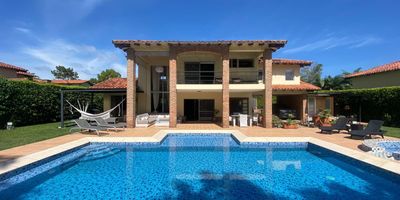 Casa campestre Amoblada en Arriendo y Venta ubicada en unidad cerrada en Cerritos cerca a rutas de transporte público y servicios complementarios de la zona, La casa cuenta con iluminacion y ventilacion natural, con muy buenos acabados, con sala-comedor, pisos en ceramica, estudio, cuatro habitaciones y cinco baños, mas habitacion de servicio con baño, cocina integral mesón en granito, estufa y calentador a gas, zona de ropas, jardin y antejardín. La casa cuenta con amplias zonas verdes, piscina y cuatro parqueaderos. Con vigilancia y portería las 24 Horas. Inmuebles sujetos a verificación de disponibilidad.