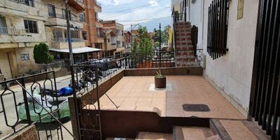 Te presentamos esta hermosa casa ubicada en el privilegiado barrio El Trianón de Envigado. Con 179m2 construidos, cuenta con amplias zonas para que disfrutes en familia.
Dispone de 4 habitaciones, ideal para que cada integrante de la familia tenga su privacidad. Además, su amplia y luminosa cocina integral mixta hará las delicias de cualquier chef.
Ubicada a pasos de los mejores colegios y rutas de transporte público, lo que la hace muy práctica para el día a día. Su acabado en cerámica  le da un toque cálido y elegante. 
Como si fuera poco, cuenta con amplios y luminosos espacios como sala comedor y balcón para compartir en familia, además de zona de lavandería y cuarto de servicio. ¡Incluso puedes traer a tus mascotas!
No dejes pasar esta oportunidad, ¡esta casa te espera para ser tu nuevo hogar! Comunícate con nosotros hoy mismo para agendar una visita.