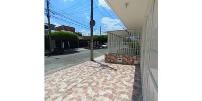 ¡Casa Remodelada en Venta!

Ubicación: SANTA ANA - PALMIRA

Descripción de la propiedad:


 4 Habitaciones: Espaciosas y con excelente iluminación natural, perfectas para una familia grande.
 4 Baños: Completamente renovados con acabados modernos, ofreciendo comodidad y estilo.
 Ubicación 3 PisoS
 Parqueadero Interno: Espacio seguro y conveniente para tu vehículo, con acceso directo a la casa.
 Balcón: Un espacio al aire libre ideal para disfrutar de una taza de café por la mañana o una cena al atardecer.
 Casa Remodelada: Con acabados de alta calidad y detalles modernos que destacan el confort y la elegancia.
 Calentador: Sistema de agua caliente para mayor confort en los baños y la cocina.
 
 
 MARIA E CONEXION

