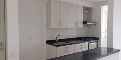 ¡Descubre tu próximo hogar en el sector La florida Sabaneta! Este amplio y moderno apartamento de 65m² es ideal para quienes buscan comodidad y un entorno lleno de amenidades. Con tres habitaciones, cada una con su propio closet, tendrás todo el espacio necesario para una vida organizada y confortable.

La cocina integral está equipada para satisfacer todas tus necesidades culinarias, y la amplia zona de ropas añade practicidad a tus actividades diarias. El apartamento cuenta con dos baños completos, un balcón y un ventanal que permiten una excelente iluminación natural, creando un ambiente acogedor y moderno. El piso en cerámica facilita el mantenimiento y añade un toque elegante.

Vivir en esta unidad cerrada te brinda acceso a una variedad de comodidades, incluyendo piscina, juegos infantiles, zona BBQ, y canchas de fútbol y baloncesto. Además, cuentas con la seguridad de una portería con servicio de 24 horas y la comodidad de tres ascensores. El parqueadero amplio y el cuarto útil también proporcionan el espacio adicional que necesitas.

Código: S667
