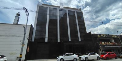 Edificio ubicado en Medellín en Zona industrial y hospitalaria disponible para arriendo, el edificio cuenta con 4 niveles + terraza, un proyecto ideal para entidades de salud, parqueadero, call center y muchas posibilidades más.
Según la entidad interesada, se entrega con malakate de 2.5T o un ascensor de personal hasta el último nivel, adicional de una puerta camión y una peatonal, este es un proyecto con muchas posibilidades gracias a su entorno, transporte público, rutas de acceso y tamaño, anímate a conocerlo y ubicar en este gran espacio tu empresa con AyB inmobiliaria Contactos 3015989091 - 3176418589
