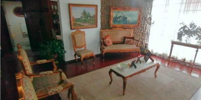 La Inmobiliaria Lucia Prada te ofrece para la Venta esta gran casa en excelente ubicación ideal para restaurante, oficinas, la casa cuenta con un área construida de 465 metros cuadrados construidos en un lote de 369 metros cuadrados, distribuidos en tres niveles, en el primer nivel está la zona de garajes donde caben hasta 4 vehículos, en el segundo nivel encuentras la entrada a la casa con tres salas un comedor, una zona de estar, cocina sencilla, alcoba de servicio con baño completo, un baño auxiliar, la zona de ropas, un patio grande, en su segundo nivel con acceso en rampa, encuentras 4 alcobas grandes e iluminadas, tres baños más.   Cerca de la casa se encuentra diferentes restaurantes, zona rosa del cable, a una cuadra de la avenida Santander, cerca al estadio.

 

Date la oportunidad de conocerla y contáctanos, 3122092858 !
