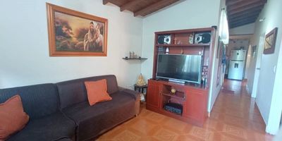 Casa esquinera ubicada en el 12 de octubre parte baja nos ofrece una área de 76.80 metros, cuenta con un balcón de 14 metros de largo, con reja en hierro forjado, sala, tres alcobas, dos de ellas con ventanal, la principal incluye closet grande, comedor, baño enchapado con cabina y lavamanos con mármol y mueble empotrado, cocina semi integral, sala, comedor, terraza enchapada cubierta con techo y posibilidad de cuarta alcoba, canoas nuevas, techo nuevo en tablilla y teja de barro, piso en cerámica, red de gas, muy iluminada además cuenta con posibilidad de parqueo Propiedad con excelente ubicación a media cuadra de la 80, frente al cai, a una cuadra de la biblioteca Gabriel García marquez, dos cuadras del metro cable, a una cuadra de metro salud, media cuadra de la iglesia, y 6 rutas de buses a media cuadra, colegios supermercados y todo tipo de negocios lo que la convierte en una propiedad con excelente valorización.