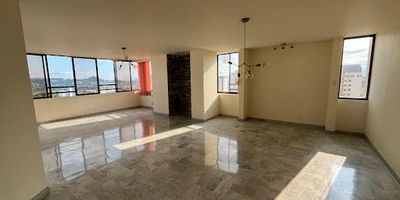 Apartamento en Venta en el barrio Centro de Pereira, Cuenta con un área 208m2, 4 habitaciones, 4 baños, Cocina Integral, Sala-Comedor, Gas Domiciliario, Calentador a Gas, Zona de Ropas, Habitación del Servicio, Estudio, Conjunto Cerrado, Ascensor, Vigilancia, Planta Eléctrica,  parqueaderos cubiertos 2