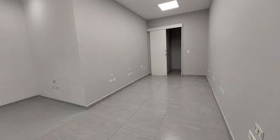 Local comercial, tambien apto para oficina, ubicado en sector estratégico del Poblado, cerca a los centros comerciales Santafé y Oviedo, fácil acceso por la Av 43 A, rutas de transporte público, cuenta con un área de 1821 m2, 2 parqueaderos privados y parqueaderos públicos. El canon $19'052.585 incluido iva y admon. Código Abad Faciolince LOC768. Asesor Diego Roman 317 4298677.