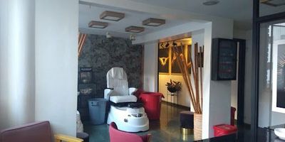 Local  u oficina en edificio frente al centro Andino tiene  cuatro ambientes y cinco oficinas , queda al lado del centro de la felicidad, queda ubicado en  cuarto piso, puertas de seguridad, ideal para casa de cambio, salón de belleza.  Con portería 24 horas y sin ascensor. el valor de la administración incluye el servicio de agua.