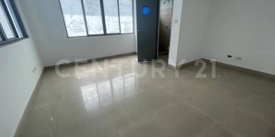 Alquiler de Casa para Empresa – Barrio Versalles, Cali; Amplia propiedad con espacios versátiles para adaptar a tus necesidades, ideal para empresas, consultorios o instituciones.,Distribución: Primer piso: 6 oficinas, 4 baños, patio interior.,Segundo piso: 5 oficinas, 3 baños y pequeña terraza.; Características: 11 habitaciones/oficinas en total, 7 baños, Parqueadero exterior para 3 carros y motos, Excelente ubicación en el barrio Versalles, de fácil acceso, Perfecta para empresas que buscan un espacio estratégico y funcional. Agenda tu cita hoy y conoce esta oportunidad.