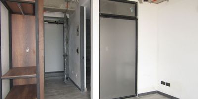 Apartaestudio en Venta en unidad cerrada en edificio exclusivo del sector de Unicentro con excelentes acabados, cerca a centro comercial Unicentro, universidades, rutas de transporte publico y servicios complementarios de la zona. Cuenta con una alcoba y un baño, pisos en Ceramica, sala-comedor, estufa y calentador a gas, cocina integral, zona de ropas, balcón. La unidad cuenta con ascensores, salon comunal, zonas verdes, un parqueadero cubierto y planta eléctrica. Ademas con circuito cerrado de tv y vigilancia las 24 horas. *Inmuebles sujetos a verificación de disponibilidad.*