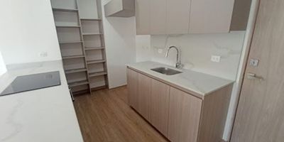 Apartamento en sector tranquilo, en unidad cerrada, a solo 2 minutos del túnel de oriente, a 5 minutos del Aeropuerto JMC, cerca al hospital San Vicente Fundación. Amplios  espacios en el apartamento, la unidad cuenta con piscina, jacuzzi y ciclovía. 