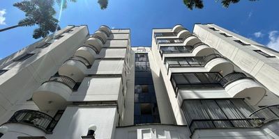 Apartamento en venta en la zona de Los Alpes en la ciudad de Pereira, Risaralda. Zona residencial con facilidad de acceso transporte publico y privado. Ubicado a una cuadra y media de la avenida Circunvalar, entorno con cercanía a restaurantes, supermercados, centro comercial Parque Arboleda, Club del Comercial, Centro Empresarial Uniplex, clubes, entidades bancarias, clínicas, bancos, cajeros automáticos, entre otros.  Cuenta con diferentes vías de acceso que permiten llegar y salir con facilidad. 

¡Ofreciendo grandes beneficios por su estratégica ubicación en la ciudad de Pereira, cerca a todo lo que necesitas en tan solo un lugar!


El apartamento tiene un área construida de 133 m², piso 3, distribuidos en  sala comedor, cocina integral, 3 habitaciones con respectivos closets , 3 baños,  zona de lavandería, 2 parqueaderos cubiertos lineales de 23 m².  El edificio tiene 1 ascensor,  planta eléctrica, tanque de reserva, zonas verdes  portería y vigilancia las 24 horas.