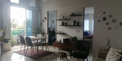 lujoso apartamento amplio, iluminado, cuenta con 3 alcobas, 2 baños, baño en la alcoba principal, sala comedor, balcón sala, cocina integral, gas natural, suelos porcelanato, zona de ropas, el edificio cuenta con ascensor, Parq. cubierto, piscina, Planta eléctrica, vigilancia, cerca a colegios y universidades, ubicado zona comercial y residencial, zonas infantiles y verdes. 
