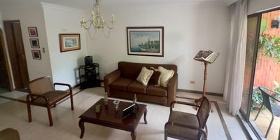 Apartamento en Venta en unidad cerrada con  buena ubicación en Pinares cerca a supermercados de cadena, centros comerciales, clinicas, rutas de transporte publico y servicios complementarios, cuenta con muy amplios espacios, ventilacion e iluminacion natural, sala-comedor, estudio, pisos en ceramica, cuatro habitaciones y tres baños, mas habitacion de servicio con baño, estufa y calentador a gas,  cocina integral meson en acero, zona de ropas. La unidad cuenta con un cuarto util y un parqueadero cubierto. Vigilancia y porteria las 24 Horas. *Inmuebles sujetos a verificación de disponibilidad.*