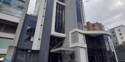 Cuenta con espacios modernos, cómodos y listos para operar, ideales para empresas, consultorios o centros de formación. Área total 170 m con Auditorio privado, perfecto para capacitaciones, conferencias o reuniones corporativas Oficinas amobladas con mobiliario ergonómico y moderno. Iluminación natural y excelente ventilaciónRecepción, sala de espera y áreas de trabajo independientes. Ubicación estratégica, cerca de centros empresariales, cafés, bancos y vías principalesParqueaderos disponibles y fácil acceso al transporte público. Consultorio amoblado en el sector de Alpes de Pereira con un área  cuenta con 4 subdivisiones, 4 parqueaderos cubierto. Excelente ubicación. Transporte público cercano, fácil vía de acceso.