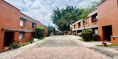 Casa en venta, en sector residencial de Envigado, Loma del Chocho. Unidad de tan solo 20 casas con portería, zona infantil y zonas verdes, destacándose por su cercania al Mall La Sebastiana, Terracina, CC City Plaza, Guadalcanal y Distrito Avignon.  Casa adosada con 2 parqueadero privados cubiertos. El inmueble cuenta con 186mts2 distribuidos en espacios acogedores como sala, comedor, cocina semicerrada, baño social, patio amplio, alcoba de servicio con baño y lavandería. En su zona privada disfrutaras de 3 alcobas cómodas, 2 de ellas con closet, 1 baño compartido, closet de linos, biblioteca y alcoba principal con vestier y baño. Inmueble con potencial para actualizar y disfrutar de la casa soñada. Contáctanos para conocer mas esta grandiosa propiedad. 