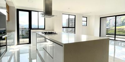 Apartamento en Venta en Unidad cerrada ubicado en Pinares Alto con múltiples servicios complementarios de la zona, con buena iluminacion y ventilacion natural, cuenta sala-comerdor, pisos en porcelanato, estudio, tres habitaciones y cinco baños, cada habitacion con baño, cocina integral, estufa y calentador a gas, zona de ropas. La unidad cuenta con piscina, gimnasio, salon comunal, parques infantiles, sauna/turco, dos parqueaderos cubiertos, un cuarto util y zonas verdes. Vigilancia y porteria las 24 Horas.*Inmuebles sujetos a verificación de disponibilidad.*
