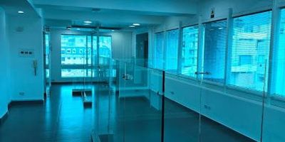 Oficina en arriendo en Santa Barbara Occidental, Bogotá. Ubicada en el cuarto piso, esta oficina de 75.80 m² ofrece un baño y dos parqueaderos. La propiedad, remodelada y con 30 años de antigüedad, destaca por su entrada inteligente, doble ascensor y abundante luz natural. El edificio cuenta con vigilancia, aportando seguridad. Esta oficina es ideal para empresas en la zona norte de Bogotá, Cundinamarca, en un barrio de estrato 5. El canon de arriendo es de $4,500,000. Una opción práctica y funcional para establecer su negocio. Le invitamos a conocer esta oficina. Contáctenos por WhatsApp, en las opciones "Quiero que me contacten" o "Ver teléfonos".