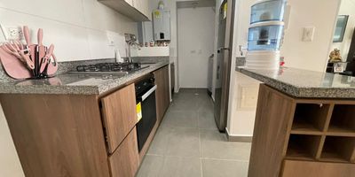 Se vende apartamento de 71 m2 en el Conjunto Residencial Bosque de san Ángel.
El apartamento consta de cocina integral, zona de ropas, calentador, sala comedor con balcón, dos habitaciones principal con vestier y baño, baño auxiliar. Parqueadero cubierto.
 
El conjunto cuenta con gimnasio, 4 piscinas (dos para adultos, dos para niños), una semi olímpica, canchas múltiples, zona de BBQ, parques infantiles, tricicloruta, senderos ecológicos, golfito, squash, salón de reuniones.
 
Estrato 4 
Valor Administración: $213.000 aproximadamente 
Valor de venta: $320 Millones negociable.