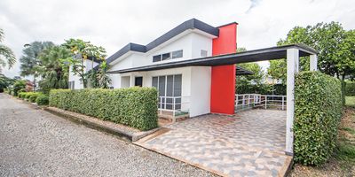 Te presentamos esta confortable casa ubicada en LT 12 MZ B UBICACIÓN Rural Condominio Campestre Castello, un lugar estratégico de la ciudad de Cumaral. Cuenta con  3 habitaciones amplias con closet,  cocina semi integral con mesón pulido y cubierta en tipo isla más un concepto abierto, sala con buena iluminación, comedor, baño social, estar, 4 baños totalmente enchapados con ducha en división en vidrio templado, patio interior, jardín, zona verde, 2 garajes, todo lo que necesitas para tu bienestar y el de los tuyos. Contáctanos y déjanos tener el privilegio de ayudarte a encontrar tu lugar ideal.