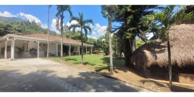 Hermosa finca colonial en venta ubicada en el sector de Copacabana, cerca de la via principal, facil acceso vehicular, cerca de supermercados, restaurantes y estacion de gasolina. Esta propiedad cuenta con 5 habitaciones, 4 baños, sala, comedor, kiosco con baño para hombres y mujeres, piscina, zonas verdes, parqueo para dos carros internos y 10 externos.
