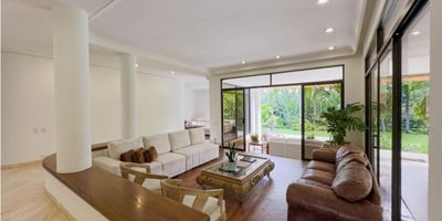 Espectacular Casa Campestre en el Corazón de El Poblado
Ubicada en una de las zonas más exclusivas y tranquilas de El Poblado, esta elegante casa campestre ofrece una combinación perfecta de lujo, comodidad y contacto con la naturaleza. Su diseño y distribución están pensados para satisfacer las necesidades más exigentes, brindando espacios amplios y funcionales para toda la familia.
Características de la Casa:
Habitaciones:
•    Habitación Principal: Con una amplia terraza privada, sala, comedor, chimenea, jacuzzi, doble vestier y un baño espacioso con jacuzzi, diseñado para proporcionar el máximo confort y privacidad.
•    Segunda Habitación: Cuenta con baño privado, vestier, balcon y un estudio, ideal para quienes necesitan un espacio adicional para el trabajo o el estudio.
•    Tercera Habitación: Equipada con baño y vestier, ofreciendo comodidad y privacidad.
•    Incluye baño privado y vestier, garantizando comodidad y privacidad para el personal de servicio.
Espacios Sociales y de Entretenimiento:
•    Estudio/Oficina Amplia: Perfecta para trabajar desde casa o realizar actividades académicas en un ambiente tranquilo.
•    Sala Biblioteca: Un espacio acogedor para los amantes de la lectura.
•    Sala de Estar: Área cómoda para relajarse y compartir momentos en familia.
•    Sala de TV: Ideal para disfrutar de películas y series en un entorno confortable.
•    Sala de Terraza: Un espacio exterior cubierto para disfrutar del aire libre y la naturaleza sin salir de casa.
•    Comedor Auxiliar Grande: Espacio adicional para cenas informales o grandes reuniones familiares.
Cocina:
•    Integral y Cerrada: Completamente equipada con implementos de la prestigiosa marca Kitchen Aid, ideal para los amantes de la cocina que buscan calidad y funcionalidad.
Zona de Servicio:
•    Deposito: Espacio adicional de almacenamiento para mantener la casa organizada.
Exterior:
•    Amplio Jardí