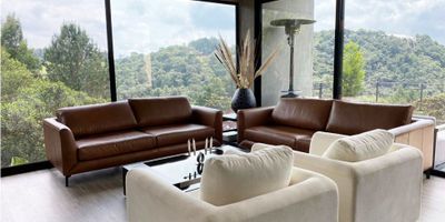 Casa en venta y arriendo en unidad cerrada sector campestre cerca a Universidades, estación de servicio, restaurantes y servicios complementarios. Piso en madera, dos niveles, chimenea, sala y comedor independiente, estudio, biblioteca, 4 alcobas con baño en cada una, jacuzzi, cocina integral abierta, alcoba y baño de servicio, balcon, terraza, jardín y parqueaderos independientes en área descubierta. Cuenta con salón de juegos con cocina y baño, sala de cina, y huerta. Conjunto cerrado con parques infantiles, zonas verdes, vigilancia 24 hrs, alarma, citofonia y circuito cerrado de tv.
