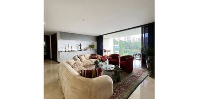 Apartamento ubicado en un sector tranquilo y campestre, cerca de vias principales, restaurantes, veterinatrias y colegios, cuenta con buena ruta de tranpsorte y facil acceso vehicular. Piso en marmol , puerta de seguridad, sala, comedor, estudio, 3 habitaciones, 4 baños, cocina integral, 4 parqueaderos mas un cuarto util. Unidad con vigilancia las 24 horas, citofonia, zonas verdes, parque infantil, piscina, turco, sauna y salon social.
