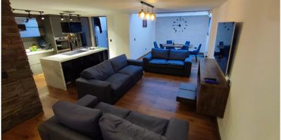 Te presentamos esta espectacular casa ubicada en la hermosa ciudad de Zipaquirá, en el departamento de Cundinamarca. Con una ubicación privilegiada y una impresionante área construida de 360 M2, esta propiedad te ofrece una experiencia de vida excepcional que no podrás resistir.

Es una casa perfecta para una familia que busca un hogar amplio y confortable, ya que cuenta con una impresionante área privada de 300 M2. Con 3 alcobas, 3 baños y 3 garajes, esta propiedad se adapta perfectamente a las necesidades de cualquier estilo de vida.

Además, la casa viene completamente amoblada y equipada con todo lo necesario para que te sientas como en casa desde el primer momento en que la veas. También cuenta con armarios empotrados en todas las habitaciones, lo que te brinda un amplio espacio de almacenamiento y una organización impecable.

No tendrás que preocuparte por compartir baños, ya que esta casa cuenta con 3 baños completos, con un baño adicional en la alcoba principal para mayor comodidad. Disfruta de un delicioso baño de jacuzzi en tu tiempo libre para relajarte después de un largo día de trabajo.

La cocina es uno de los espacios más importantes en un hogar, y esta casa no se queda atrás. Con una hermosa barra estilo americano y una cocina completamente equipada, podrás preparar tus comidas favoritas con facilidad. Además, cuenta con calentador y gas domiciliario para mayor comodidad y ahorro en tus facturas.

Admira la hermosa vista panorámica desde la comodidad de tu hogar gracias a los amplios ventanales que permiten la entrada de luz natural y la conexión con el entorno. Los suelos de cerámica y mármol le dan un toque de elegancia y lujo a cada espacio de la propiedad.

La casa es unifamiliar, lo que te brinda la privacidad y tranquilidad que necesitas en tu hogar. Además, cuenta con un amplio hall de alcobas y una zona de lavandería para mayor comodidad y organización.

Sus características externas son igualmente impresionantes, c