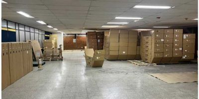 Bodega industrial en venta en el sector de Montevideo, con un área de lote de 1353,69 m2 y total construidos 3363,60 m2. Primer piso conformado por local comercial y bodega con una altura de 3.46 metros, segundo piso con un area de 1134 M2,  con una altura de 2.94 metros y un tercer piso con 1134 M2, los pisos estan baldosa de alto trafico, Amplias áreas de oficinas. Tiene un suministro de 150 Kvas, ascensor de carga, malacate.
