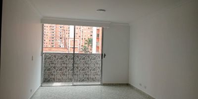 Apartamento en arriendo en unidad cerrada cerca a via principal, parques, supermercados de cadena, facil acceso a vias principales, rutas de transporte publico y servicios complementarios. Piso en ceramica, sala comedor, 3 alcobas con baño en la principal, cocina integral abierta tipo americano, balcon y parqueadero independiente cubierto . Cuenta con piscina, salon social, gimnasio, parques infantiles, cancha de squash, alarma, vigilancia 24 hrs, citofonia y circuito cerrado de tv.  *Inmuebles sujetos a verificación de disponibilidad.*