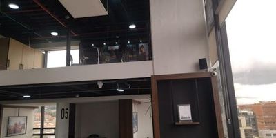 Bellísima Oficina de 341 Mts, una vista maravillosa, ubicada en moderno Edificio triple A, cerca a hoteles, entidades financieras, centros comerciales, embajadas y vías principales como la séptima y novena, calles ciento veintisiete y ciento dieciséis, oficina Dúplex - Vigilancia veinticuatro horas. Se entrega desocupada o si se desea esta la opción de entregarse amoblada.