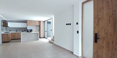 Casa en Arriendo y  Venta con muy buena ubicación en Cerritos de facil acceso, cuenta con dos niveles, con hermosos acabados moderno, sala-comedor, pisos ceramica, estudio, tres habitaciones y cuatro baños, cocina integral tipo americano meson en quarztone, estufa y calentador a gas, zona de ropas. La casa cuenta con una piscina privada, jacuzzi. En conjunto cerrado con salon comunal, placa polideportiva, gimnasio, juegos acuáticos infantiles, senderos peatonales, co working, lounge bar, parques infantiles, zona de mascotas. Vigilancia y porteria las 24Horas. Inmuebles sujetos a verificación de disponibilidad